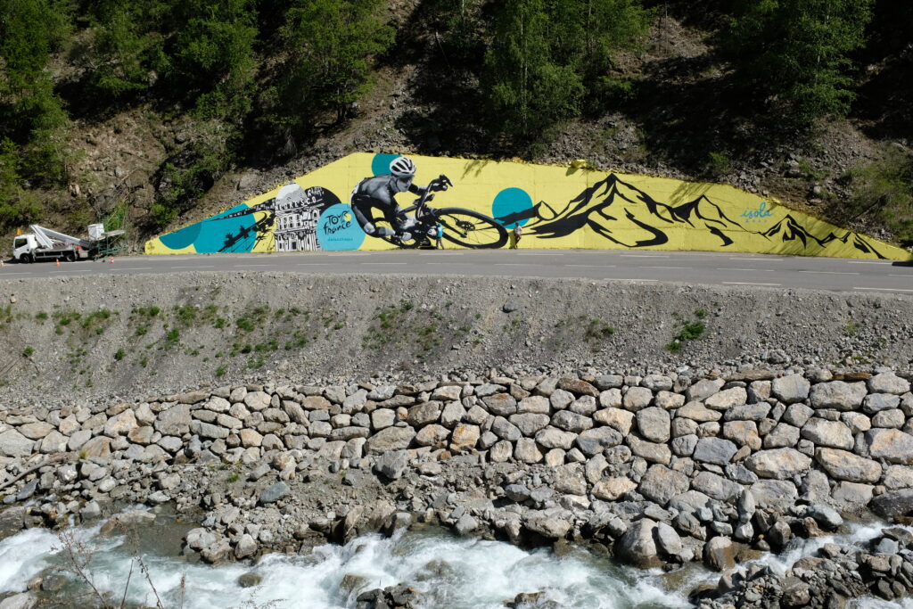 peinture murale avec un vélo et des montagnes