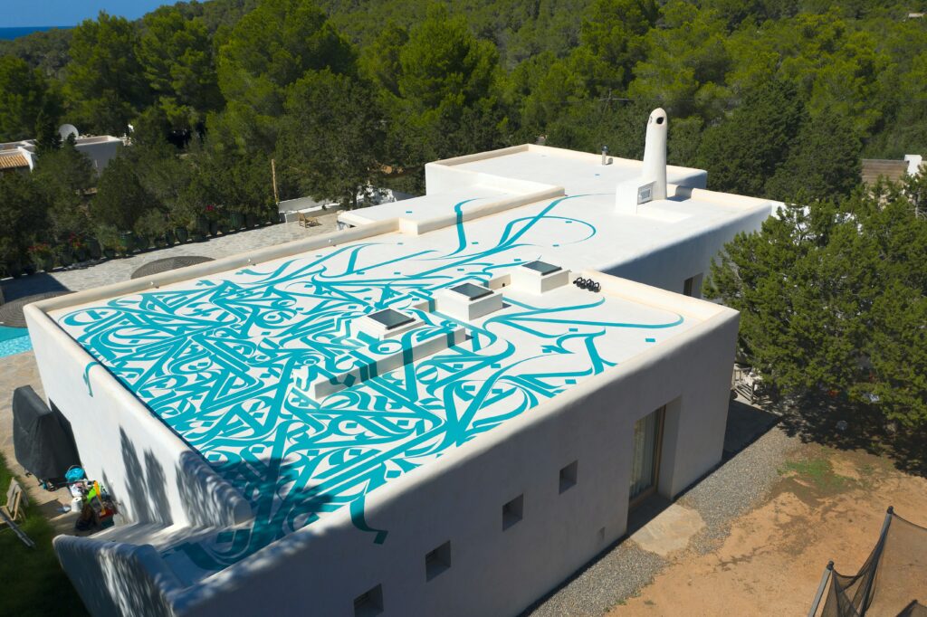 toit de maison avec calligraphie et nature au deuxième plan